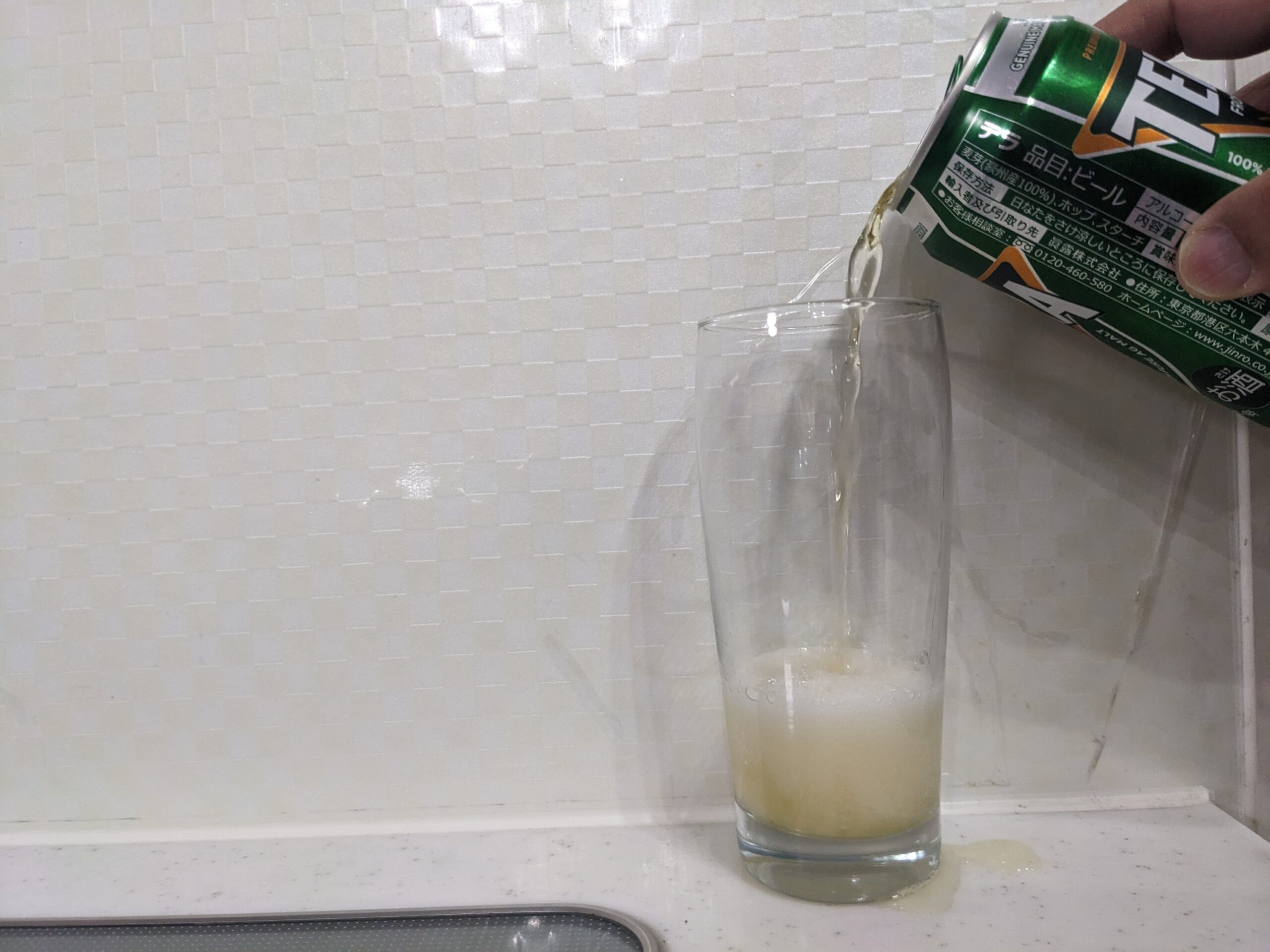 グラスに「TERRA(テラ)ビール」を注いだところ