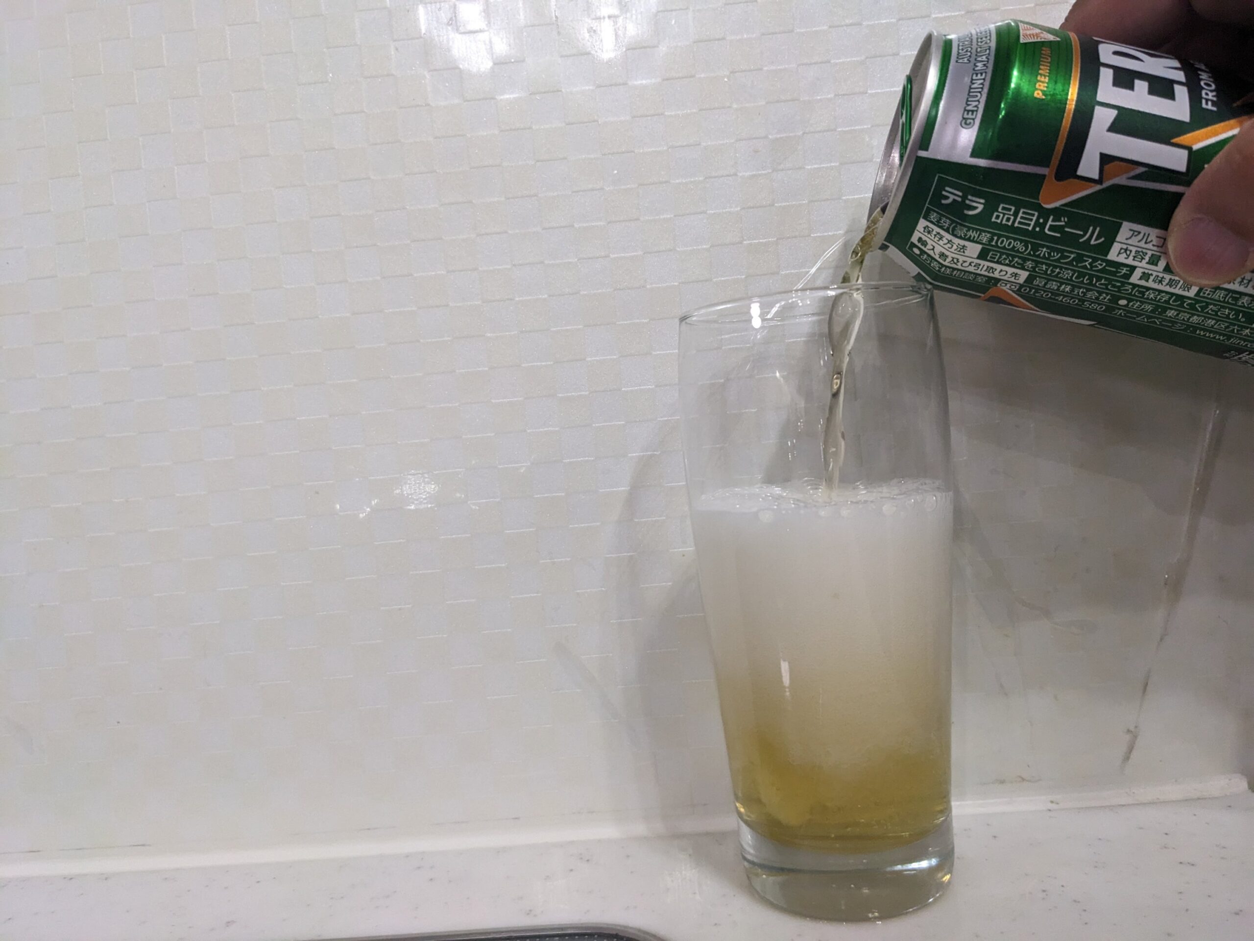 グラスに「TERRA(テラ)ビール」を半分程注いだところ
