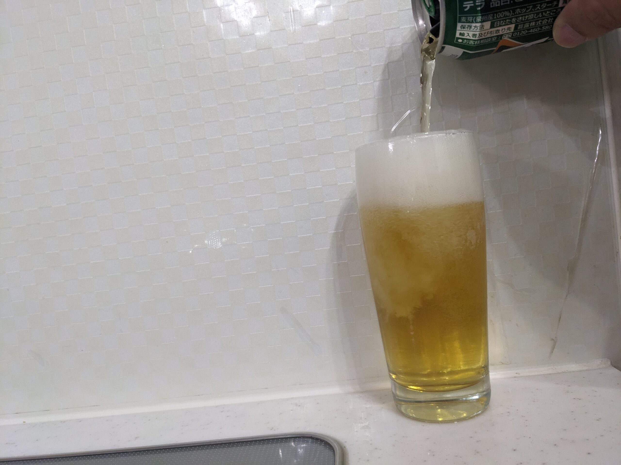 グラスいっぱいまで「TERRA(テラ)ビール」を注いだところ