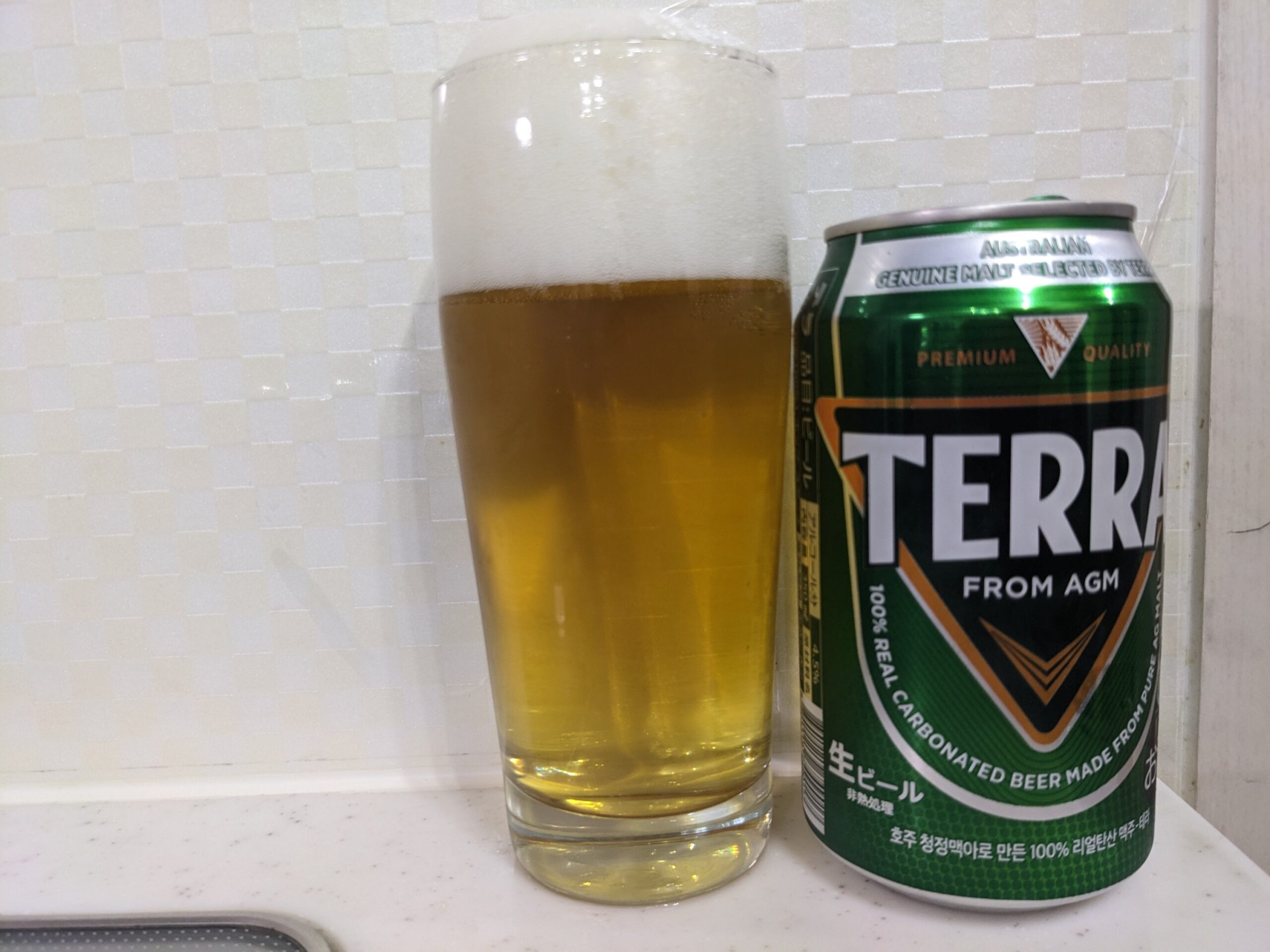 「TERRA(テラ)ビール」が注がれたグラスとその缶