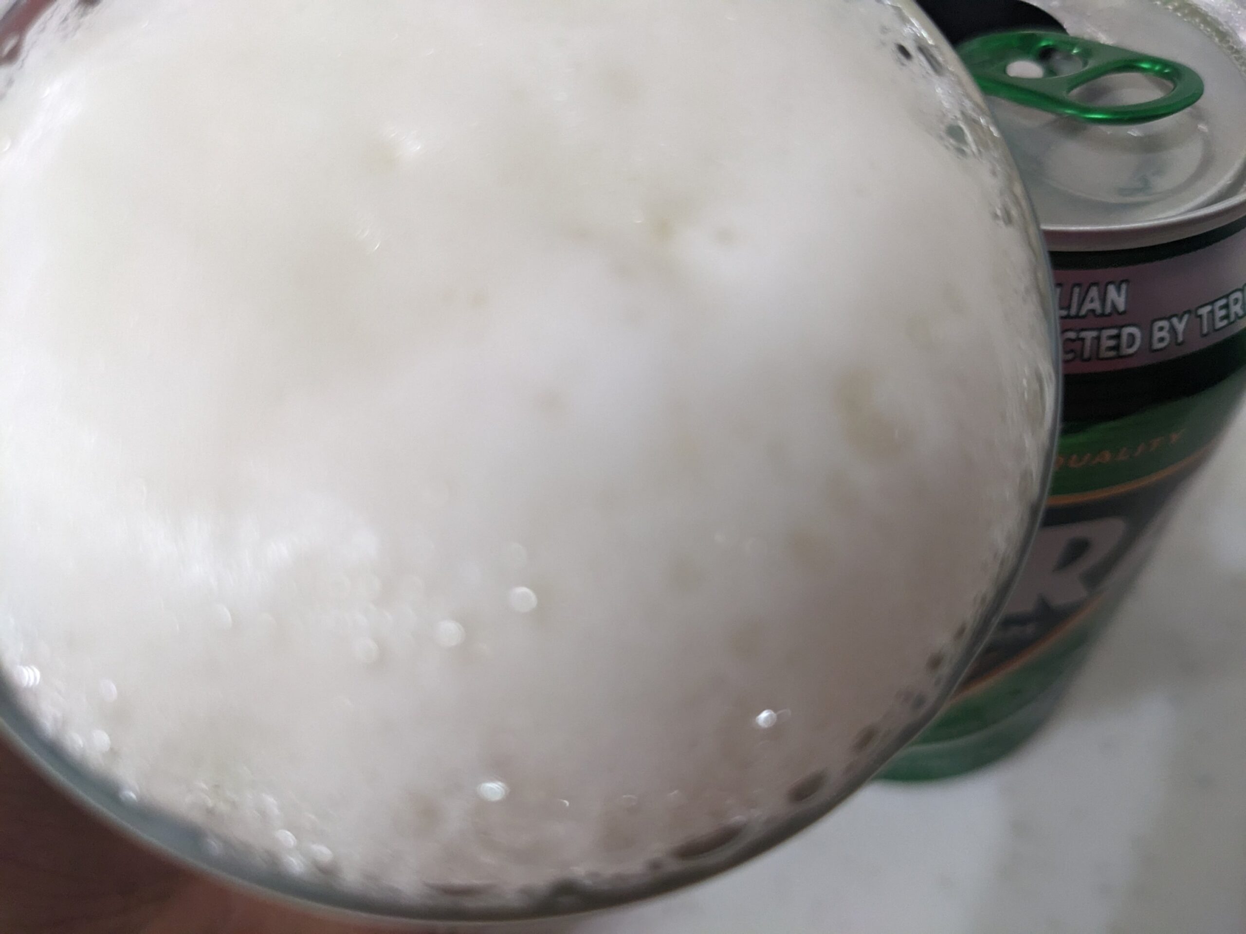 「TERRA(テラ)ビール」を飲むところ