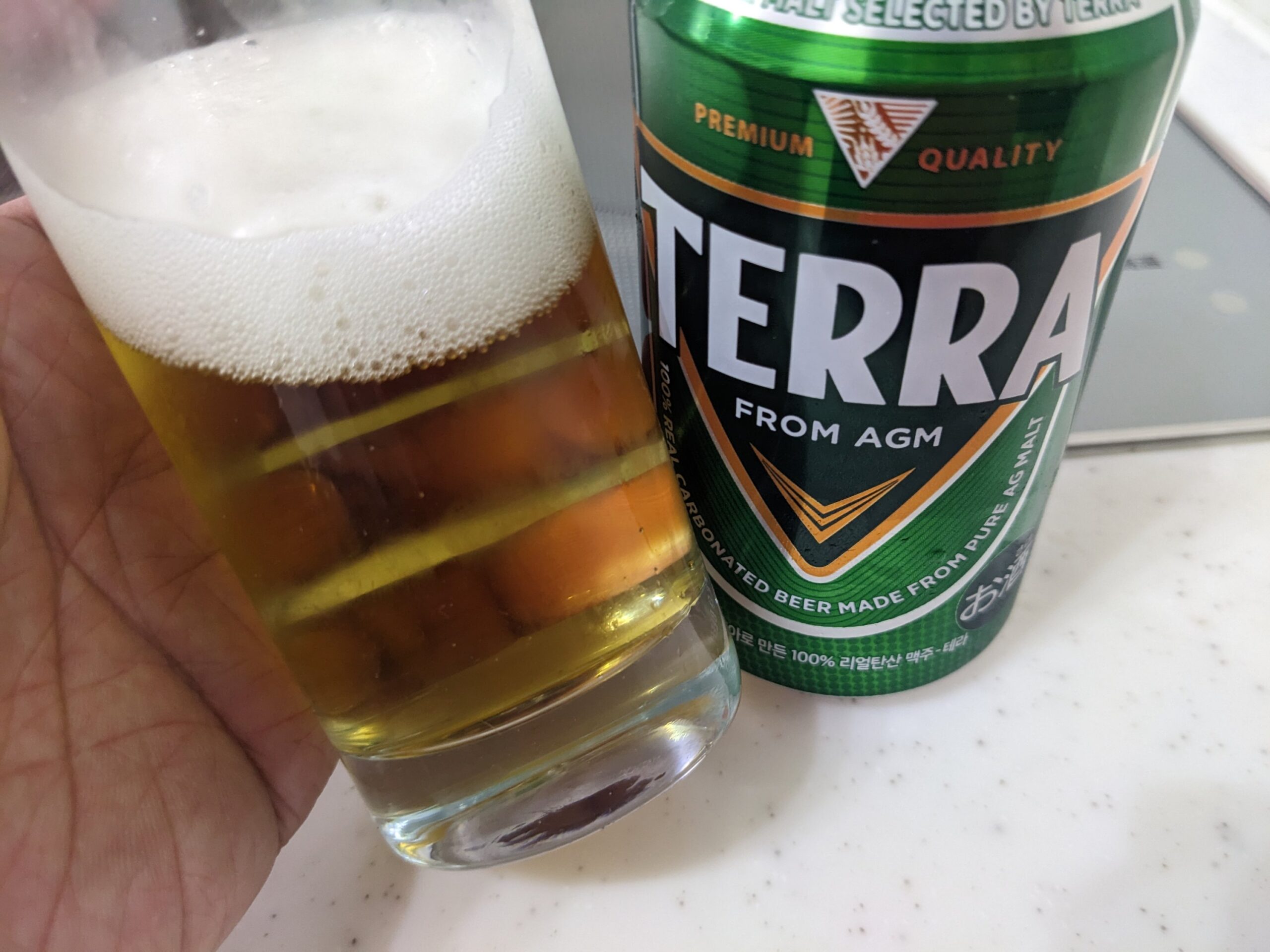 残り半分程のグラスに残った「TERRA(テラ)ビール」