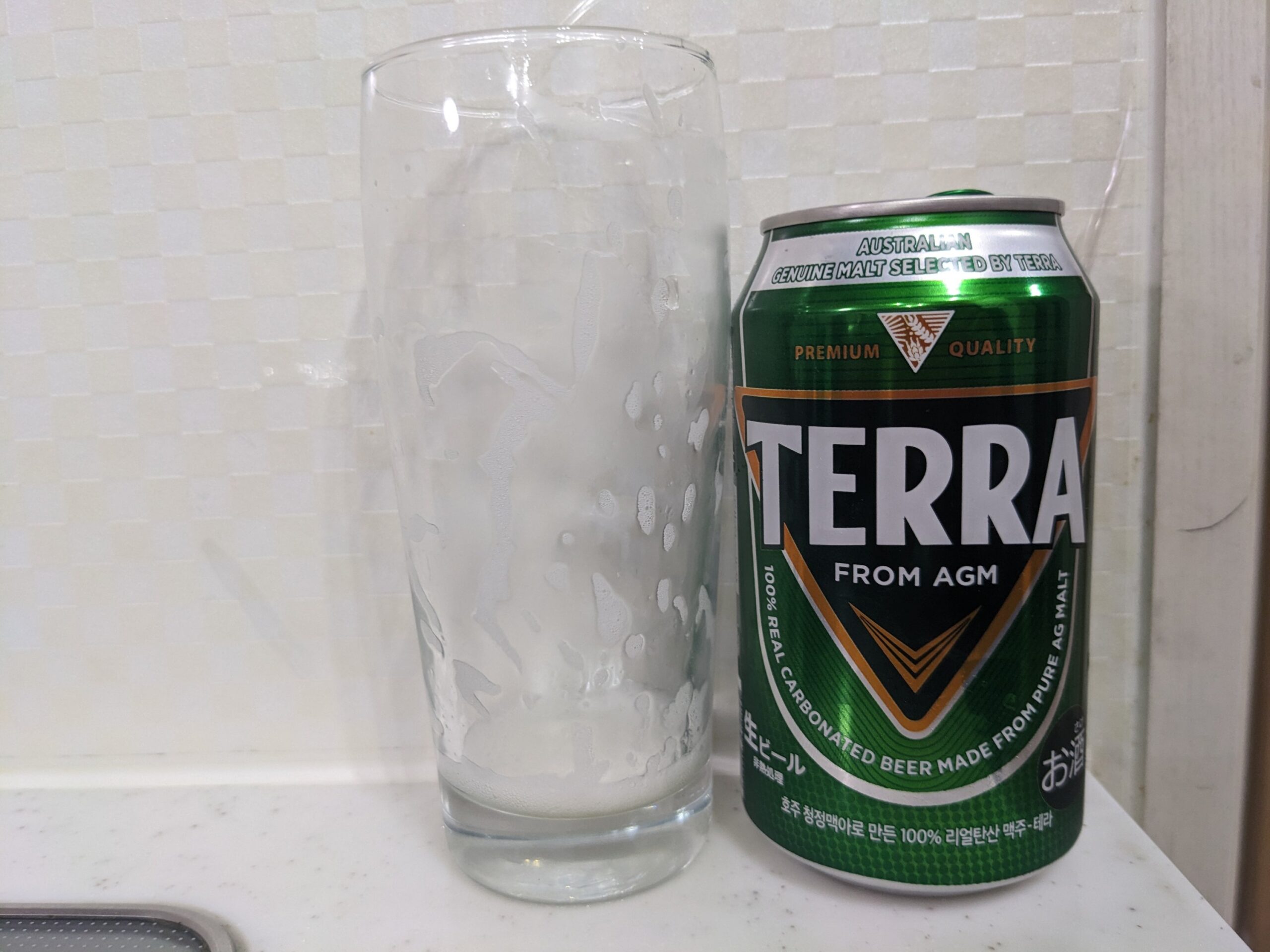 「TERRA(テラ)ビール」を飲み終えたグラスとその空き缶