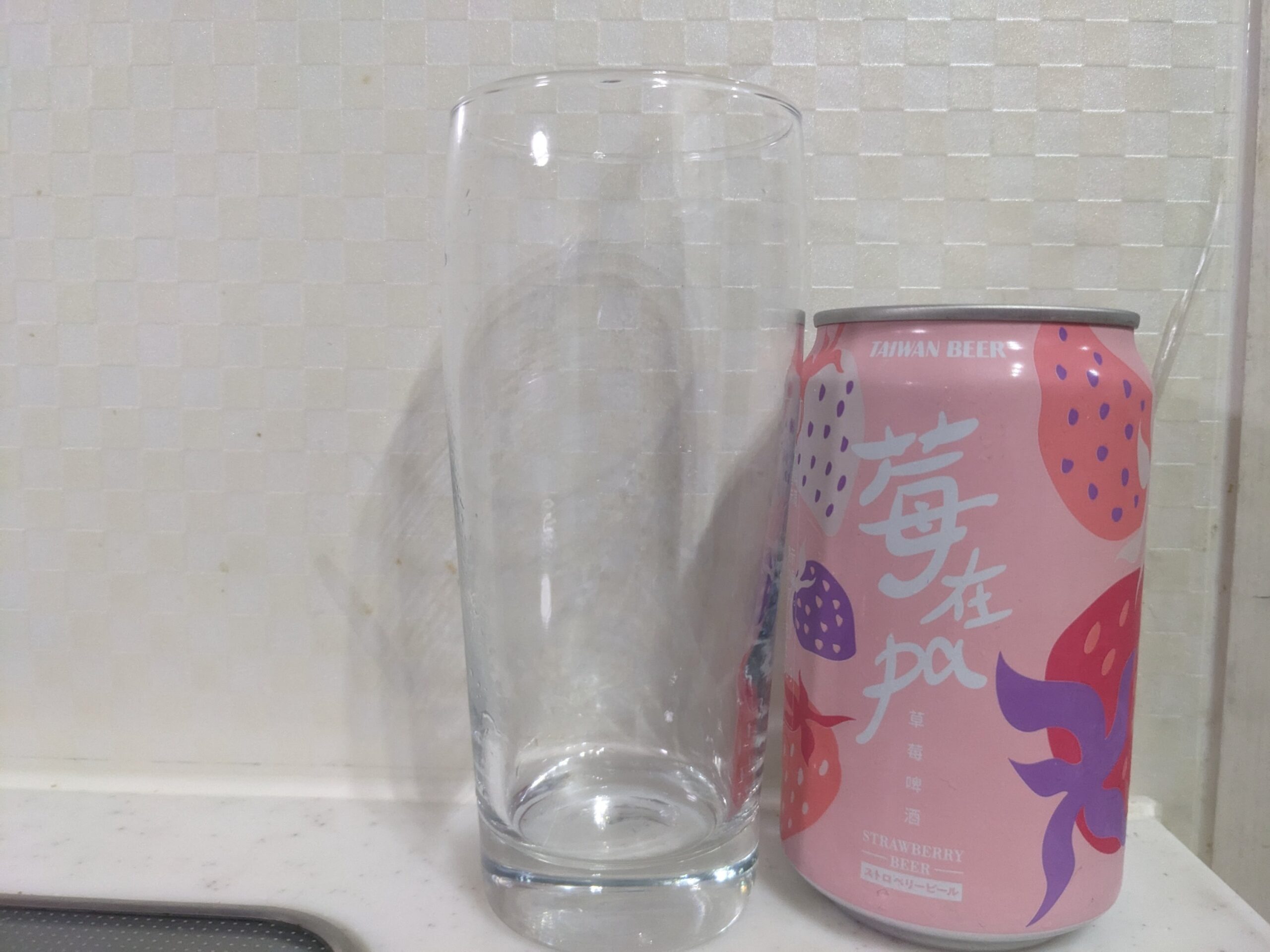 グラスと缶の「台湾ストロベリービール（苺在pa）」