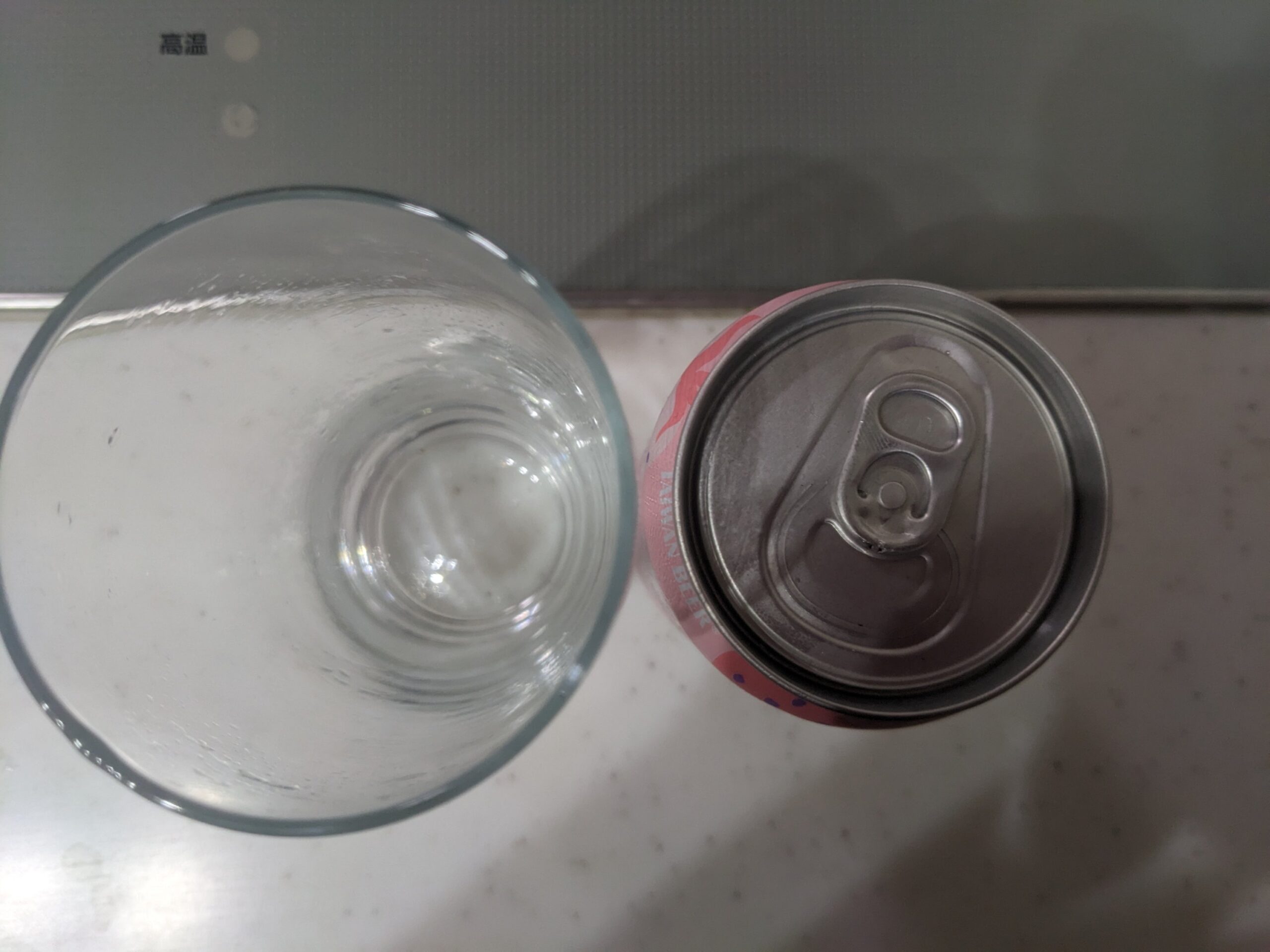 上から見たグラスと缶の「台湾ストロベリービール（苺在pa）」