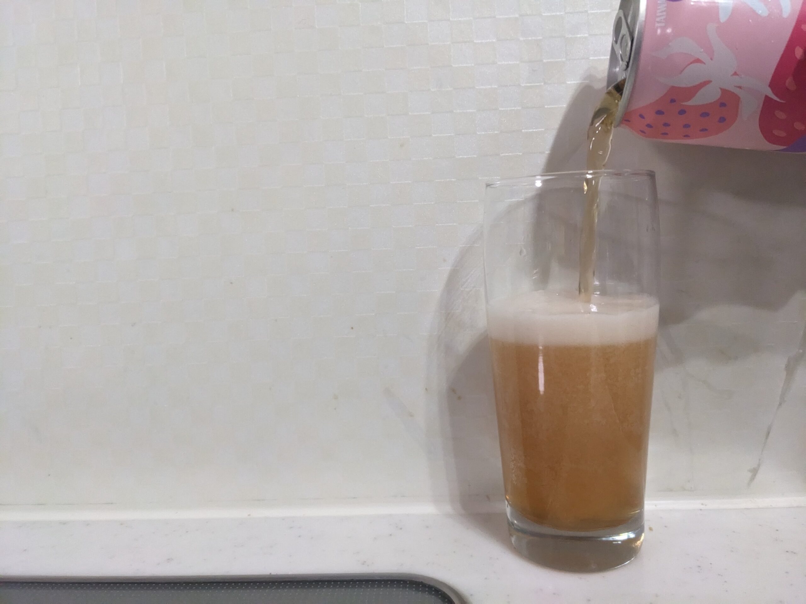 グラス半分程まで「台湾ストロベリービール（苺在pa）」を注いだところ