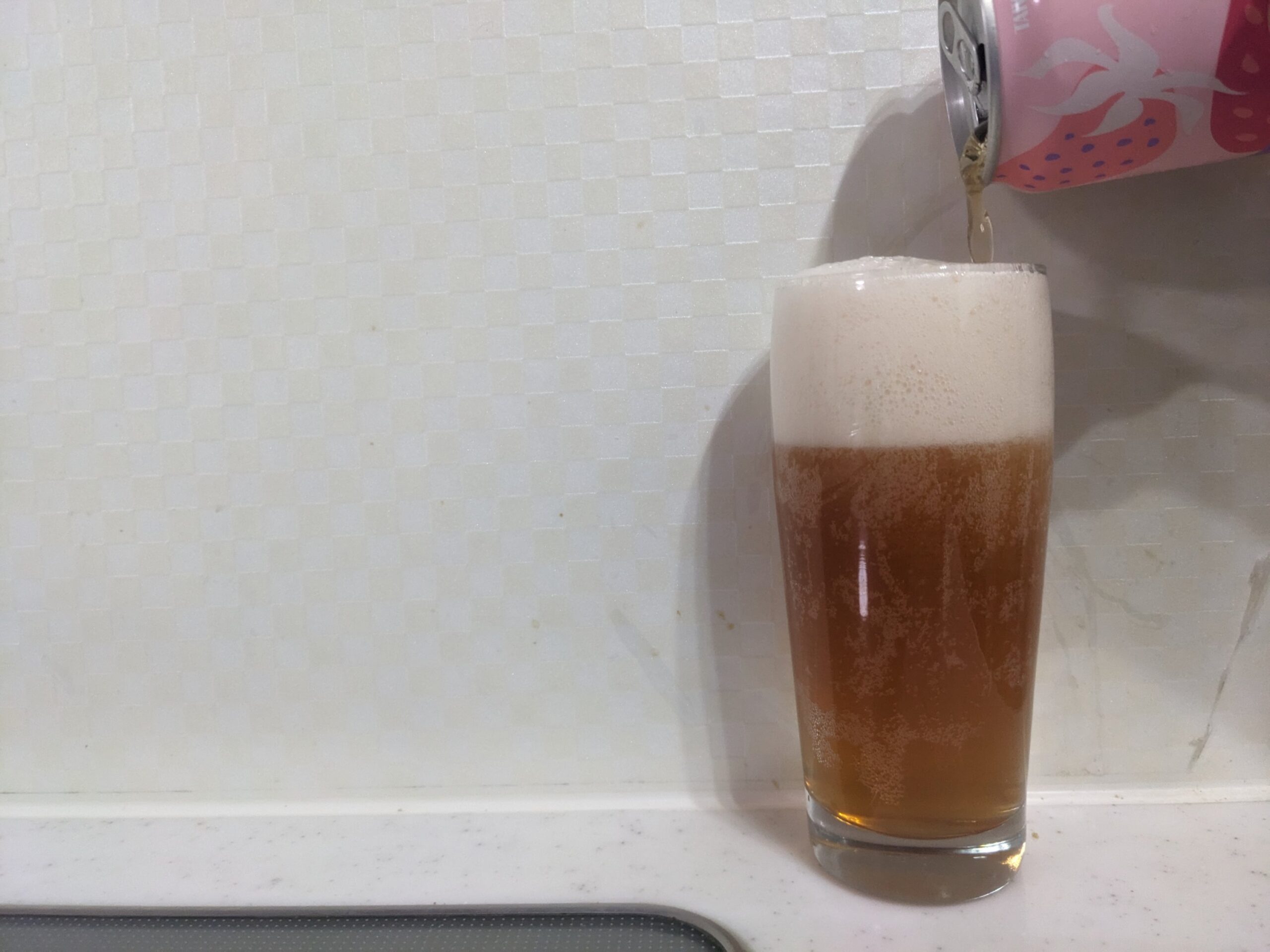 グラスいっぱいまで「台湾ストロベリービール（苺在pa）」を注いだところ