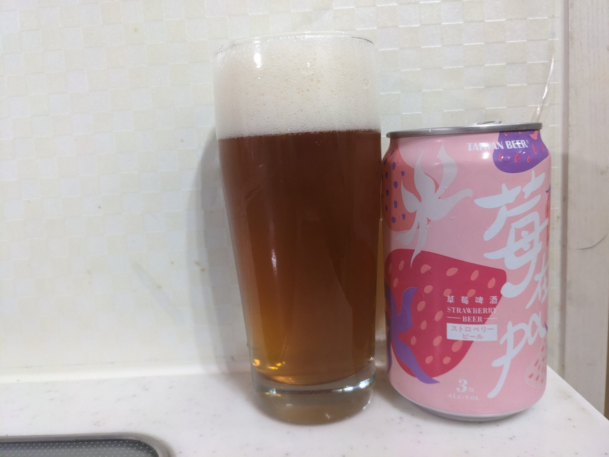 「台湾ストロベリービール（苺在pa）」が注がれたグラスとその缶