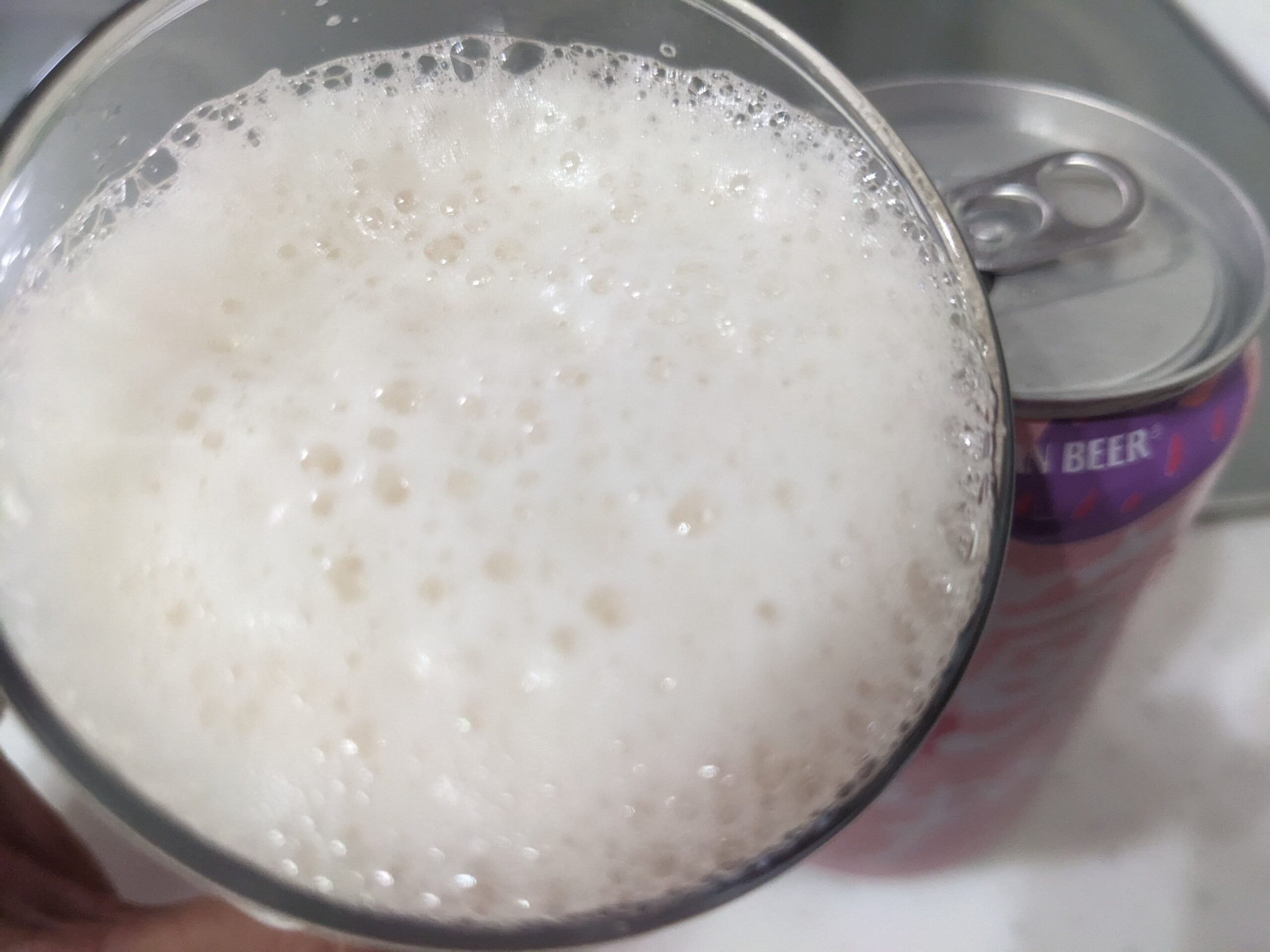 「台湾ストロベリービール（苺在pa）」を飲むところ