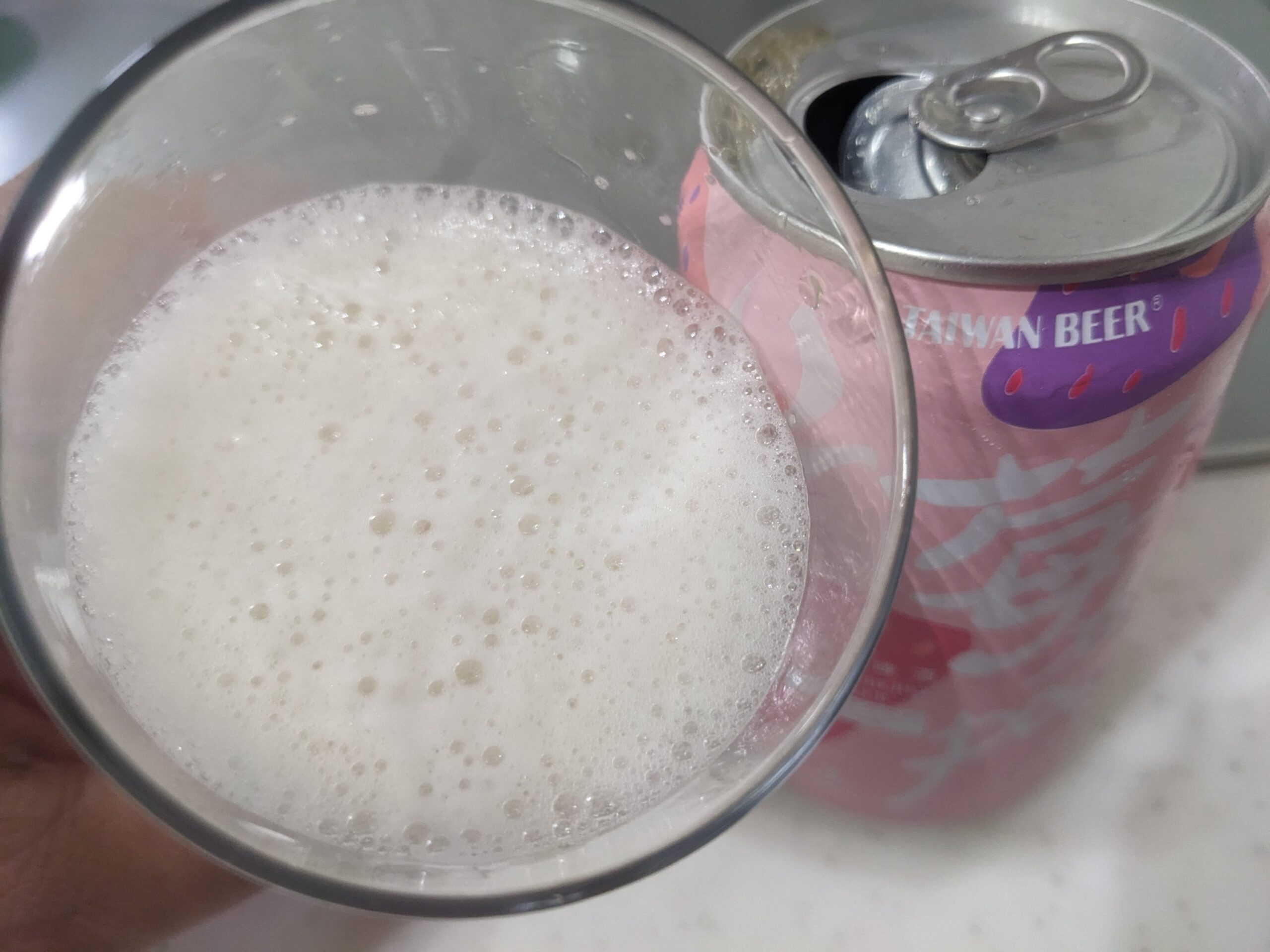 「台湾ストロベリービール（苺在pa）」を一口飲んだところ