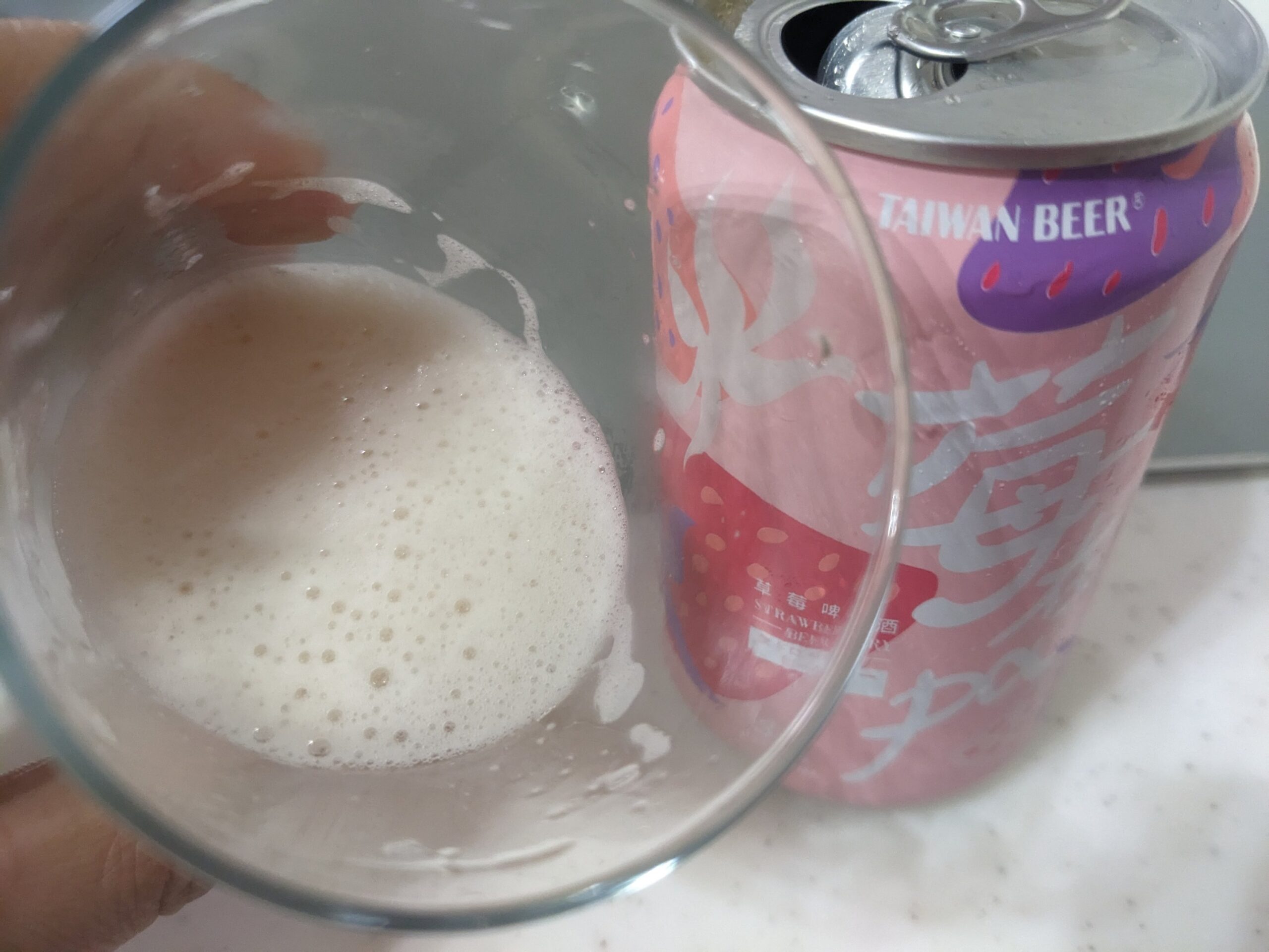残り半分程のグラスに入った「台湾ストロベリービール（苺在pa）」