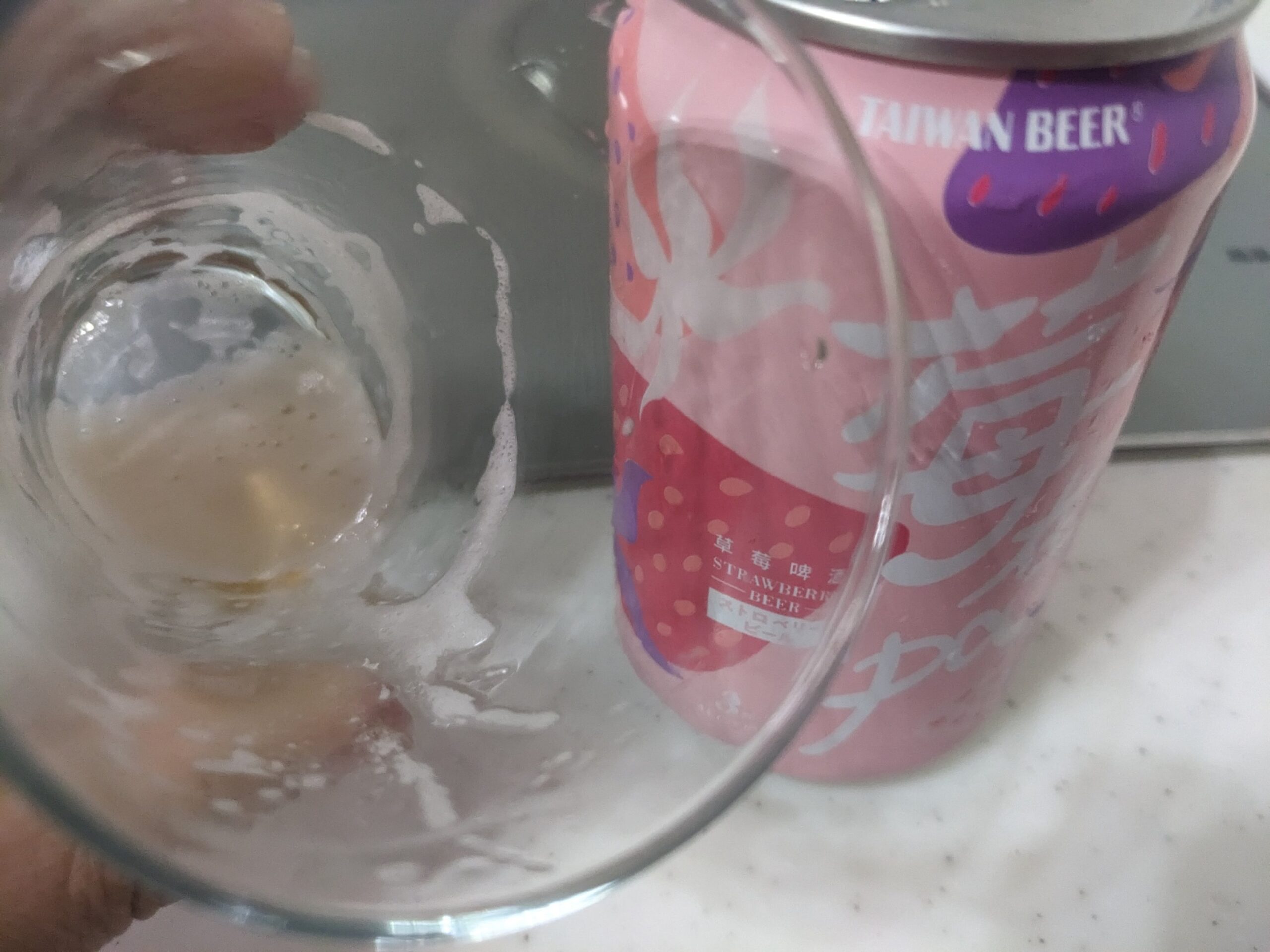 「台湾ストロベリービール（苺在pa）」をほぼ飲み終えたところでグラスに泡だけ残っているところ