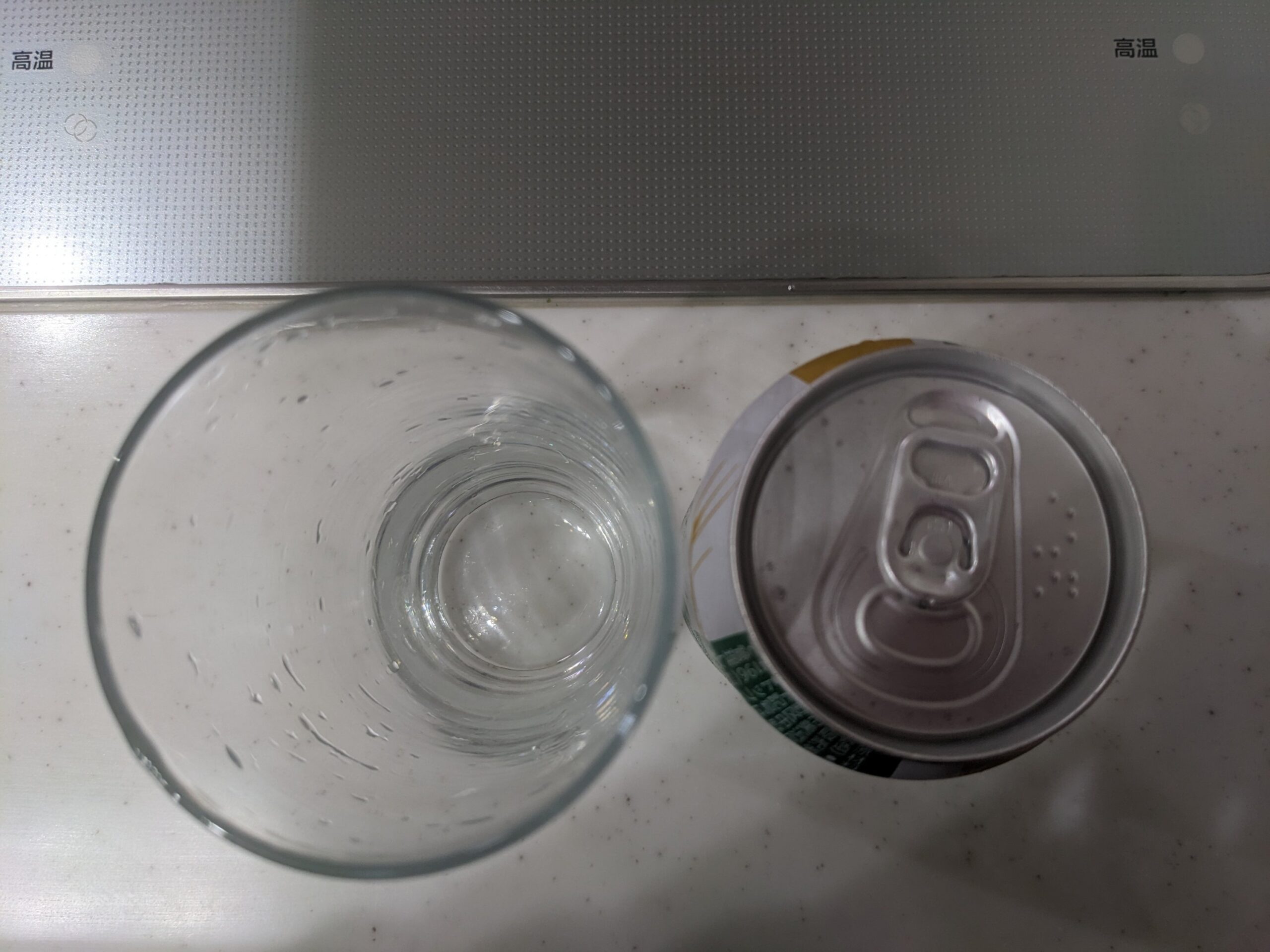 上から見たグラスと缶の「バーリアルグラン糖質50%オフ」