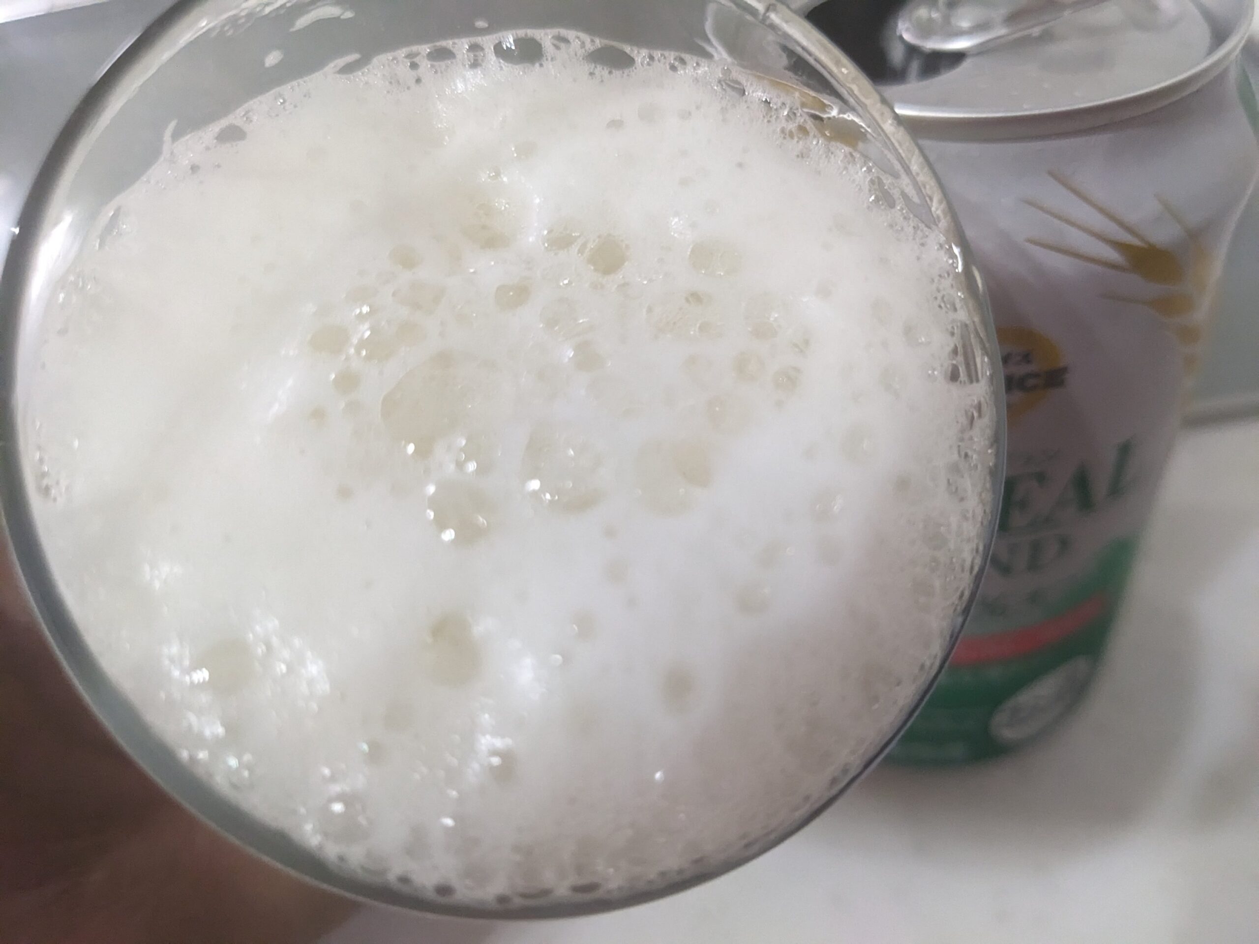「バーリアルグラン糖質50%オフ」を飲むところ